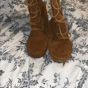 Minnetonka Shoes - Minnetonka Knee High Lace Up moccasins Minnetonka Shoes - Minnetonka Knee High Lace Up moccasins